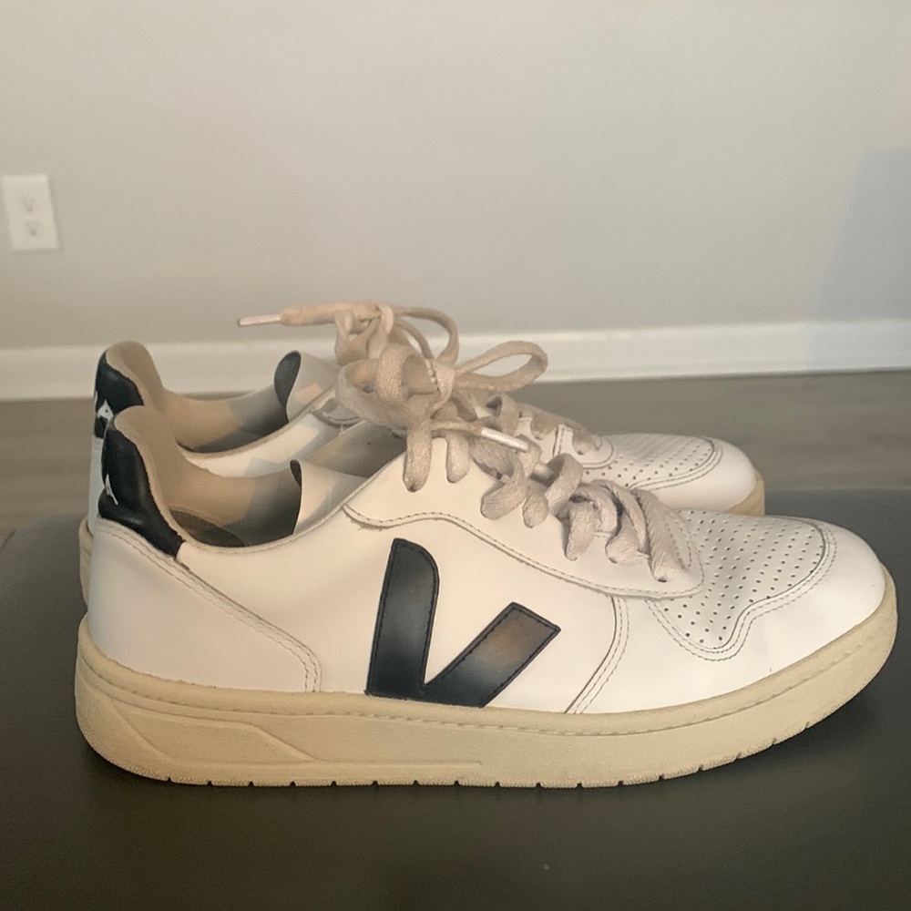 Veja V-10, black and white, women US size 8 or EUR size 39